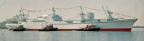 N/S Savannah with tugs